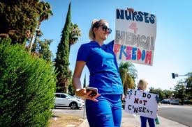Les infirmières de Bakersfield protestent contre le mandat de vaccination de la Californie