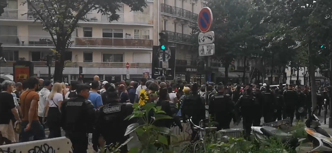 Les policiers enlèvent leurs casques et accompagnent le PEUPLE aux Manifestations, L'EXPLOSION arrive très bientôt! , 25 septembre 2021, en France