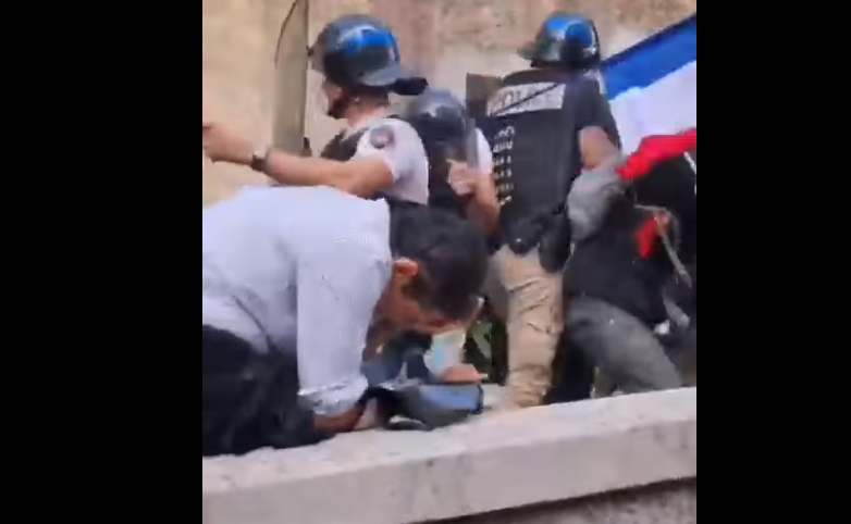 NICE : Affrontements près de la maison du Maire Estrosi qui a interdit la manifestation en Centre Ville, 25 septembre 2021, en France
