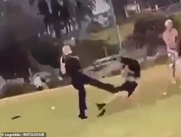 La nouvelle  normalité en AUSTRALIE….Ce policier mérite être poursuivie, BAMMM Coup de pied en pleine figure!  juste a son domicile et je ne  vous dit pas la suite…