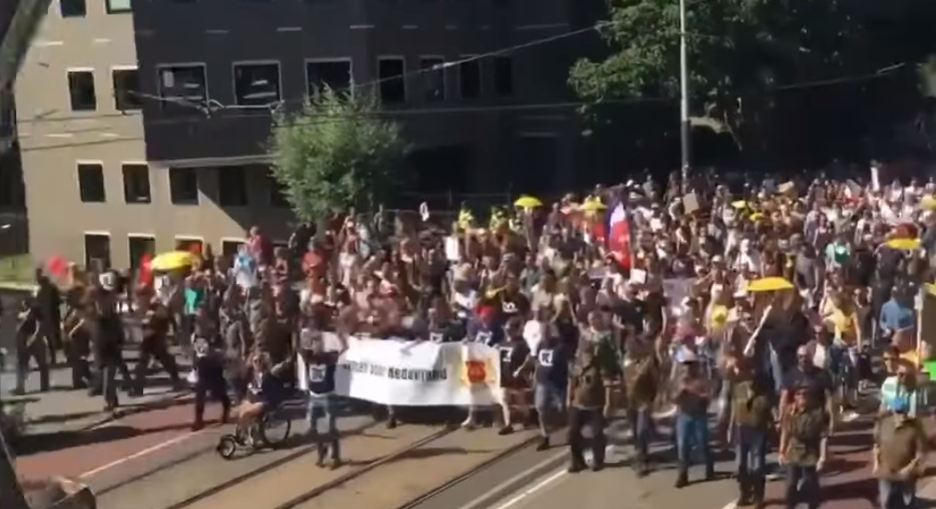 Le Monde entire, Amesterdam et autres….D'énorme manifestations un peu partout dans le monde , ils sont rejoints par des militaires