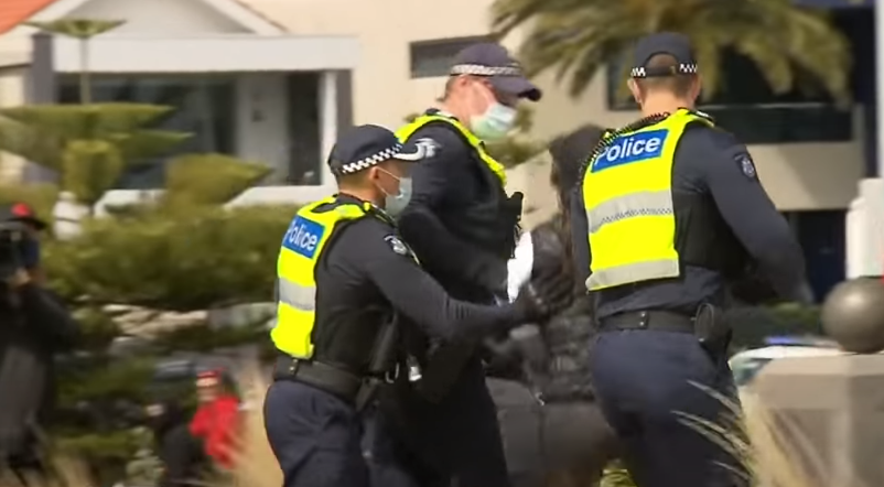 Les manifestants de Melbourne sont plus nombreux que la police à Luna Park |  Nouvelles Australie