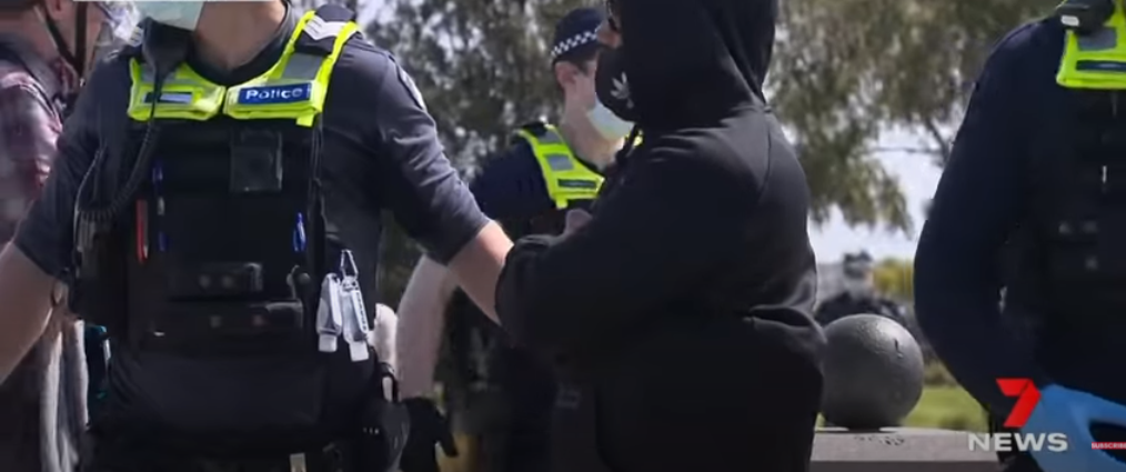 Les manifestants sont plus nombreux que la police sur la plage de St Kilda, en Australie, sept. 25, 2021