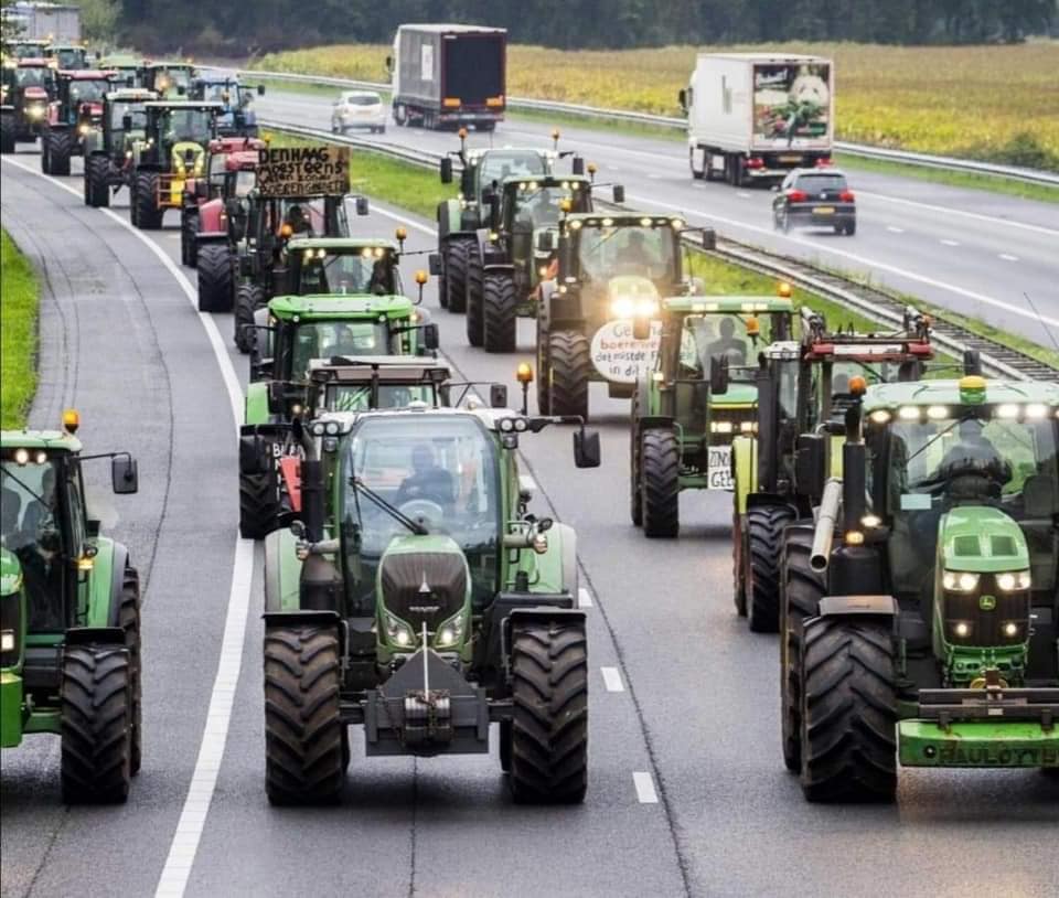 En Italie; S ' ajoutent au blocage des transporteurs routiers aussi Agriculteurs et bikers...CELA INSPIRENT TOUT LE QUÉBEC!