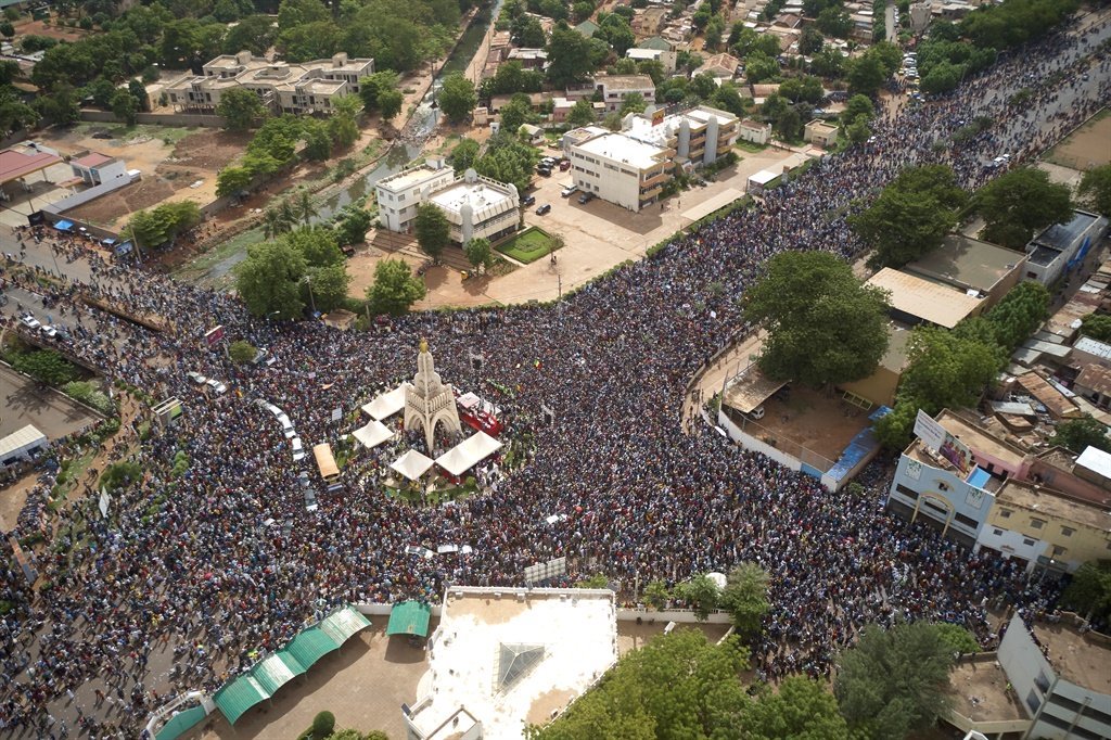 Manifestations au Mali en Afrique de l'Ouest. Les Africains rugissent pour que la France, puissance coloniale, sorte du #Mali pour toujours !