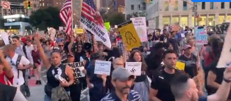 Des milliers de New-Yorkais protestent contre les mandats de    V -- A -- X    cination