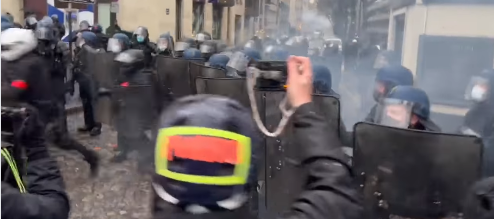 La police parisienne tente de disperser les manifestants anti Vaxx avec des balles en caoutchouc et des gaz lacrymogènes.