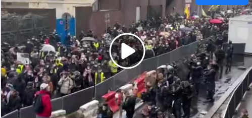 Rues de Paris pleines à craquer contre les passeports et les mandats covid, beaucoup de colère suite aux propos du mondialiste pharmaco-fasciste Macron selon lequel il veut "faire chier" les non vaccinés...