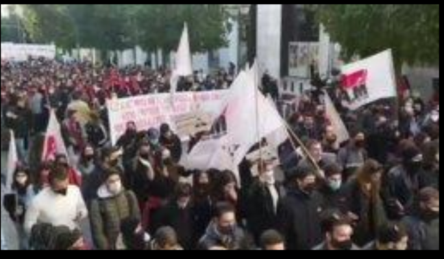 Les enseignants et les étudiants défilent à travers Athènes contre les restrictions covid et la présence policière dans les universités.