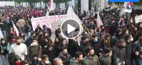 Les enseignants et les étudiants défilent à travers Athènes contre les restrictions covid et la présence policière dans les universités.