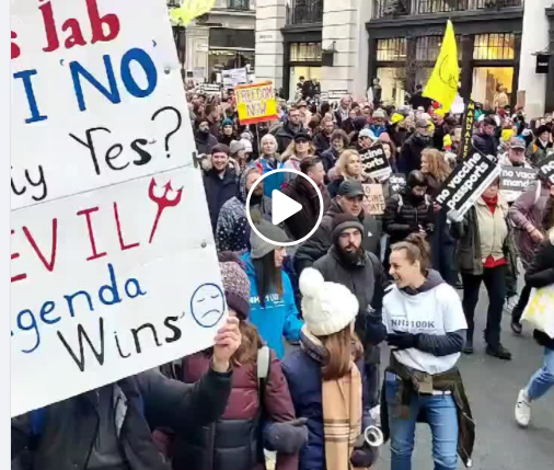 Citoyens de Londres en signe de protestation contre la vaccination et les passeports verts ... !!!