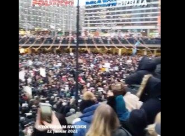 Le peuple suédois à Stockholm a dit "NON" aux passeports verts lors d'une manifestation de masse ... !!!