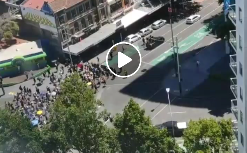 Manifestation de masse de citoyens néo-zélandais à Aucklands... La danse "HAKA" contre la vaccination, toutes les mesures sanitaires et les passeports verts... !!!